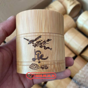 Cận cảnh đường nét trạm khắc trên hộp tre đựng thuốc lào