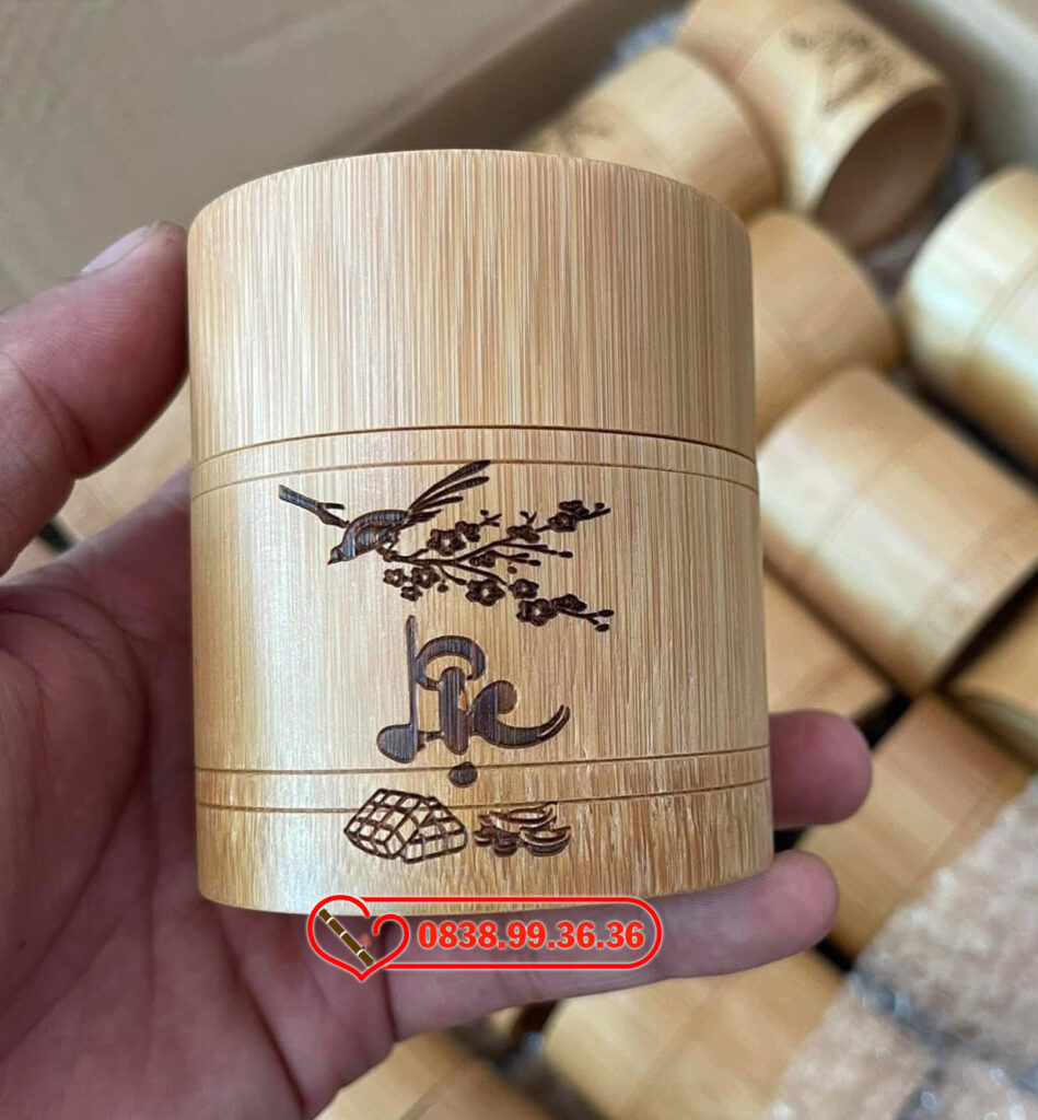 Cận cảnh đường nét trên hộp tre đựng thuốc lào