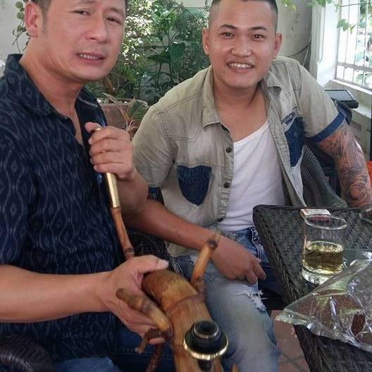 trà đá thuốc lào vỉa hè